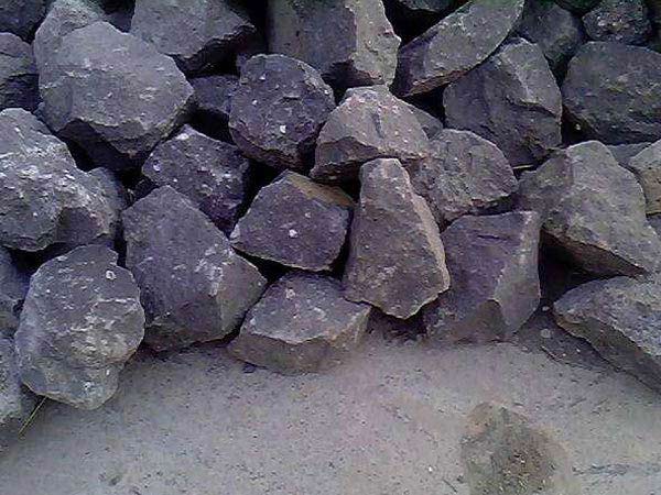 時(shí)產(chǎn)300t玄武巖破碎生產(chǎn)線設(shè)備配置、工藝流程介紹