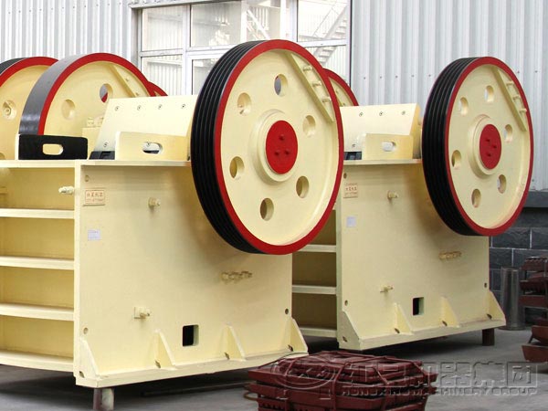 采石場破碎石頭要用到哪些設(shè)備？