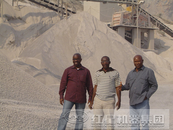 石灰石反擊式破碎機(jī)客戶現(xiàn)場