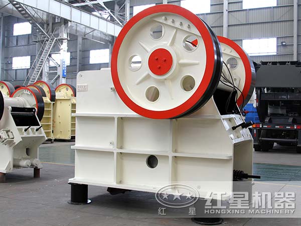 復(fù)擺鄂式破碎機側(cè)面圖