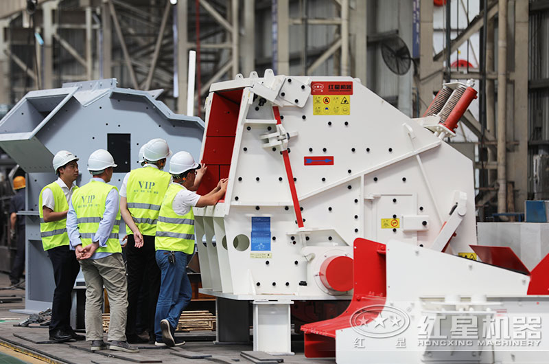 紅星產(chǎn)品經(jīng)理為來(lái)廠客戶細(xì)細(xì)講解反擊破設(shè)備 紅星產(chǎn)品經(jīng)理為來(lái)廠客戶細(xì)細(xì)講解反擊破設(shè)備