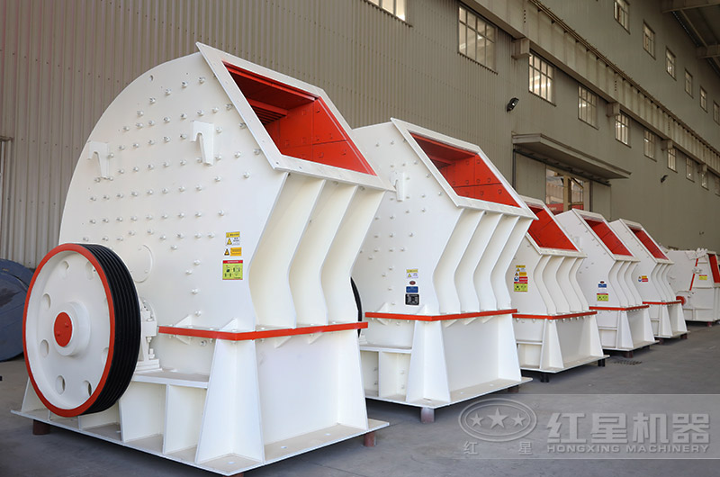 PCZ重錘式破碎機(jī)進(jìn)料口大，石料可一次破碎成型