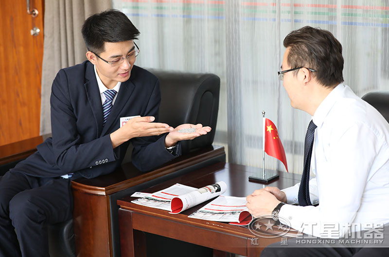 經(jīng)理根據(jù)客戶物料幫忙選擇設備 經(jīng)理根據(jù)客戶物料幫忙選擇設備