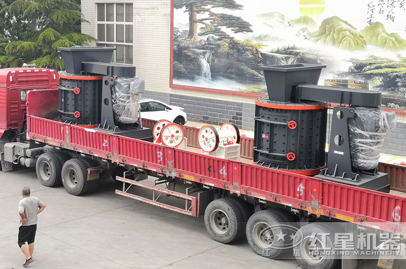 兩臺復(fù)合式制沙機裝車發(fā)貨 兩臺復(fù)合式制沙機裝車發(fā)貨