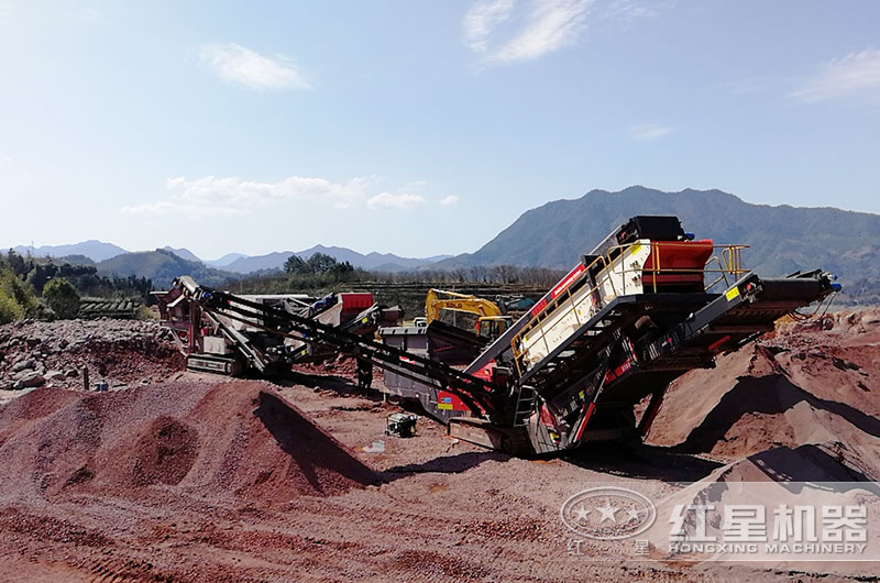 移動履帶一體式破碎機(jī)作業(yè)現(xiàn)場（處理建筑垃圾）