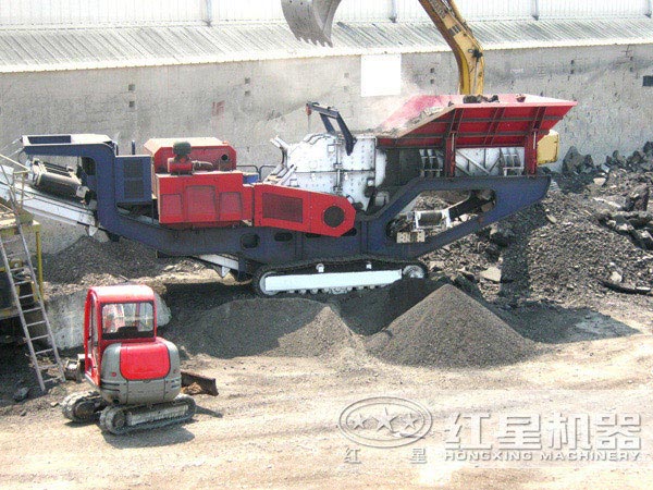 建筑垃圾移動(dòng)破碎站工作現(xiàn)場