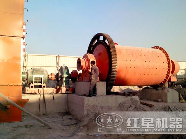 重晶石球磨機(jī)生產(chǎn)現(xiàn)場(chǎng)