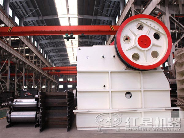 鄂式破碎機(jī)是石料生產(chǎn)線中必不可少的粗碎設(shè)備