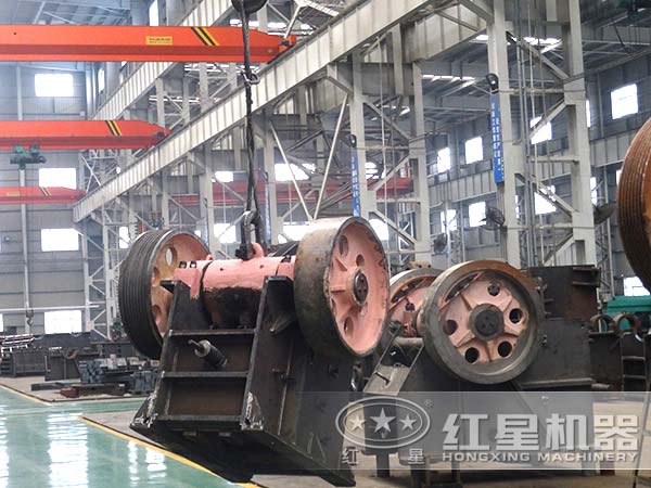 顎式石子破碎機(jī)生產(chǎn)車(chē)間