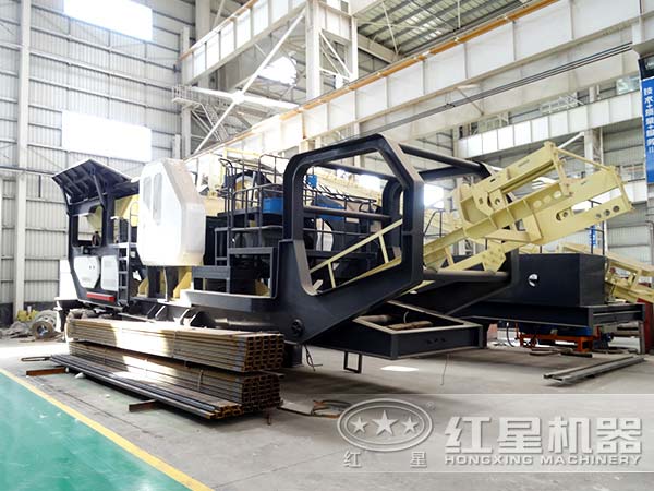 移動(dòng)式破碎機(jī)生產(chǎn)車(chē)間