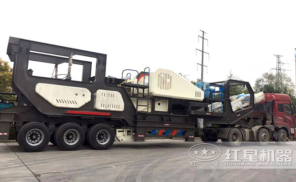 輪式流動砂石破碎車，高產(chǎn)、快捷，時產(chǎn)百噸毫無壓力