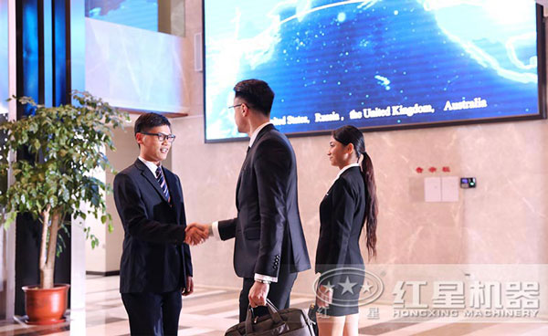 客戶來廠參觀碎煤機(jī)