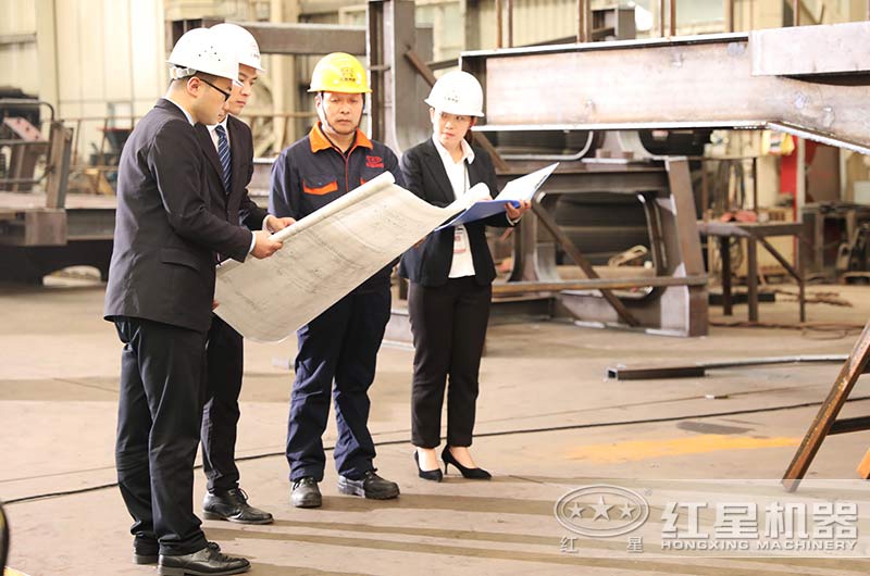 流動磕石機(jī)生產(chǎn)車間