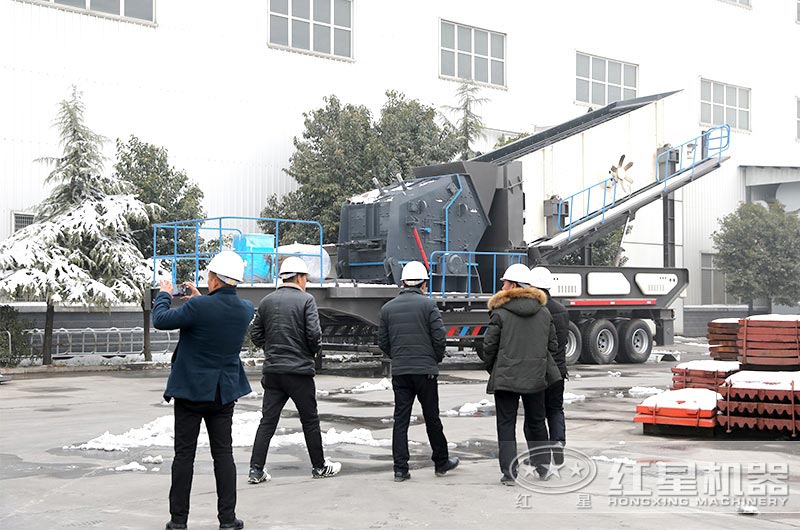 客戶(hù)來(lái)廠參觀磚渣破碎機(jī)