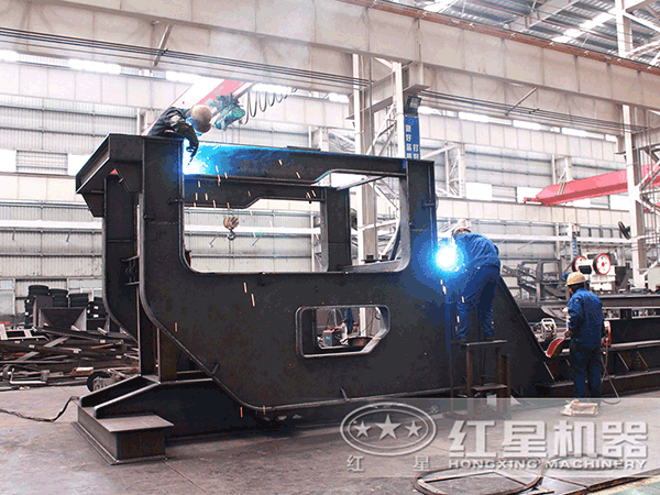 紅星技術(shù)工人正在認(rèn)真的焊接移動破碎機機架