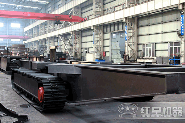 大型流動(dòng)粉碎石頭一體機(jī)的履帶底盤(pán)