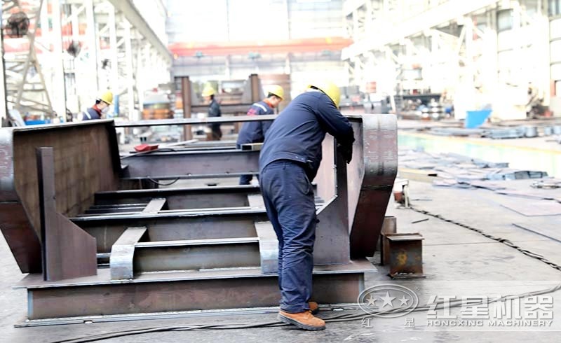 紅星青石移動(dòng)磕石機(jī)生產(chǎn)車(chē)間