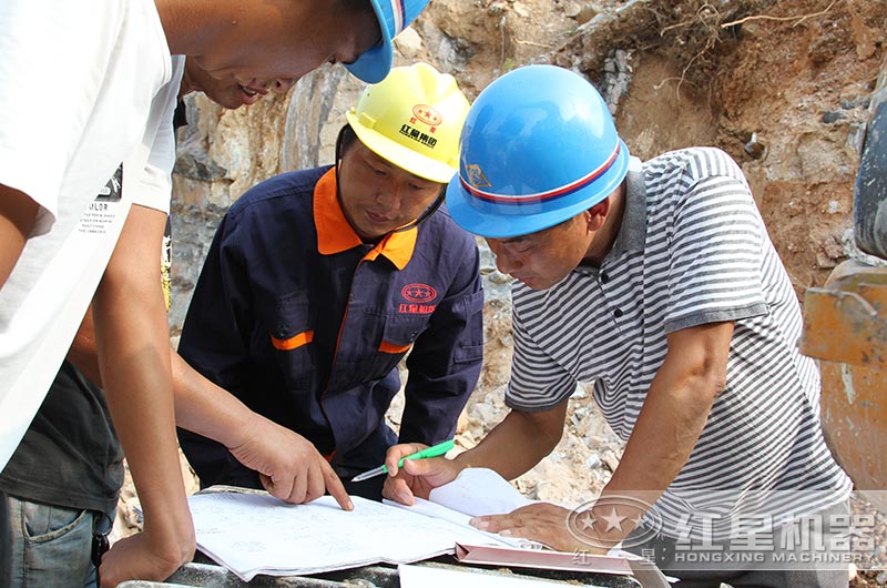 紅星技術(shù)人員現(xiàn)場(chǎng)勘查環(huán)境和石料為用戶設(shè)計(jì)生產(chǎn)流程