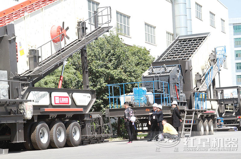 技術(shù)經(jīng)理陪山東用戶認(rèn)真考察移動設(shè)備