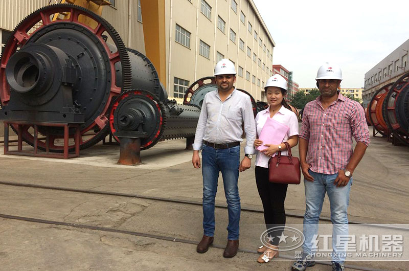 客戶來(lái)廠參觀了解螢礦石球磨機(jī)