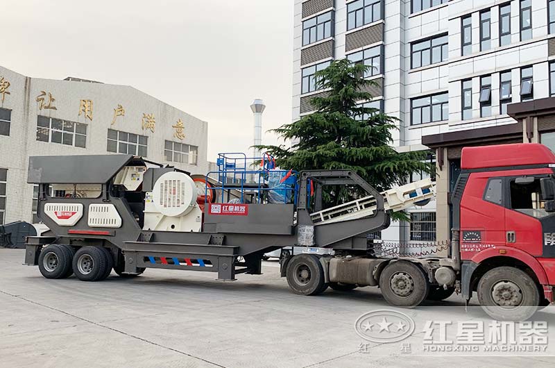 掛上車(chē)頭前往建渣粉碎場(chǎng)地