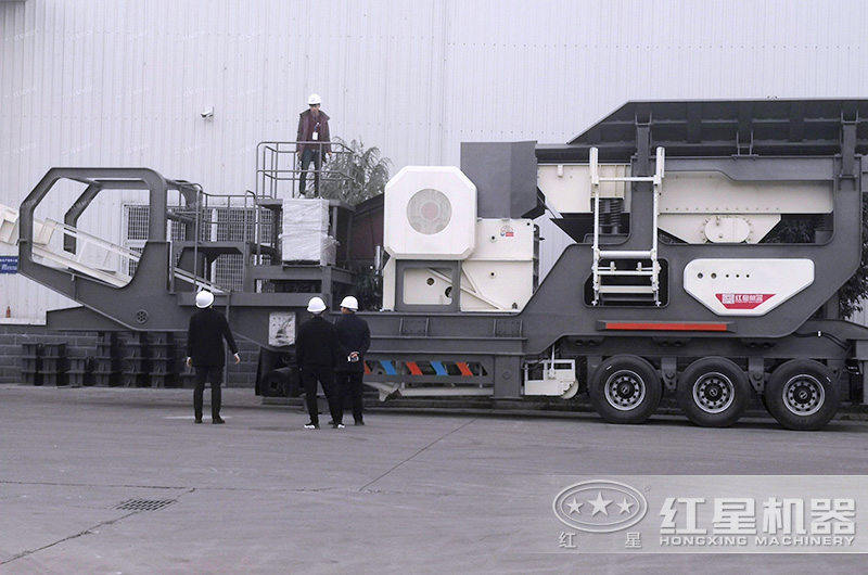 客戶來(lái)廠參觀移動(dòng)顎破機(jī)