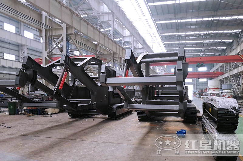 履帶式移動(dòng)粉石子機(jī)生產(chǎn)車(chē)間