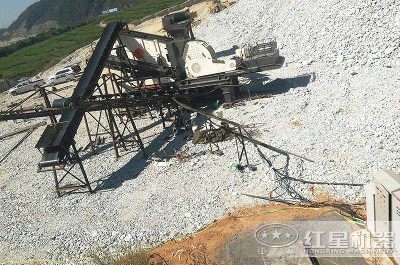 調(diào)節(jié)好轉(zhuǎn)速的移動(dòng)錘式破碎機(jī)生產(chǎn)現(xiàn)場