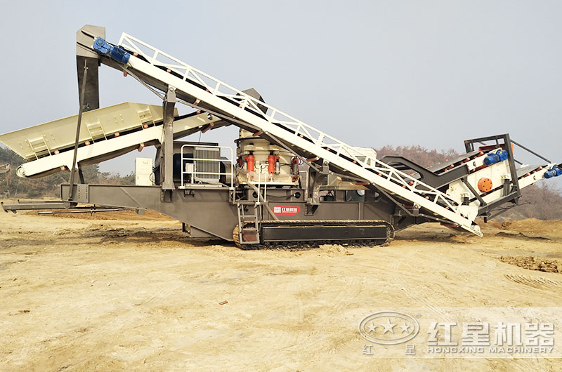 履帶移動破碎一體機已經到達現(xiàn)場，馬上投產