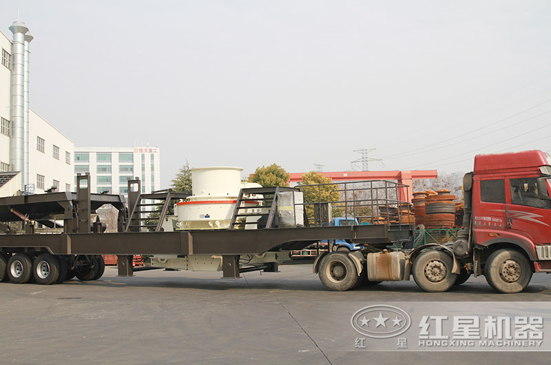 即將開(kāi)往沙廠的車(chē)載移動(dòng)打沙機(jī)