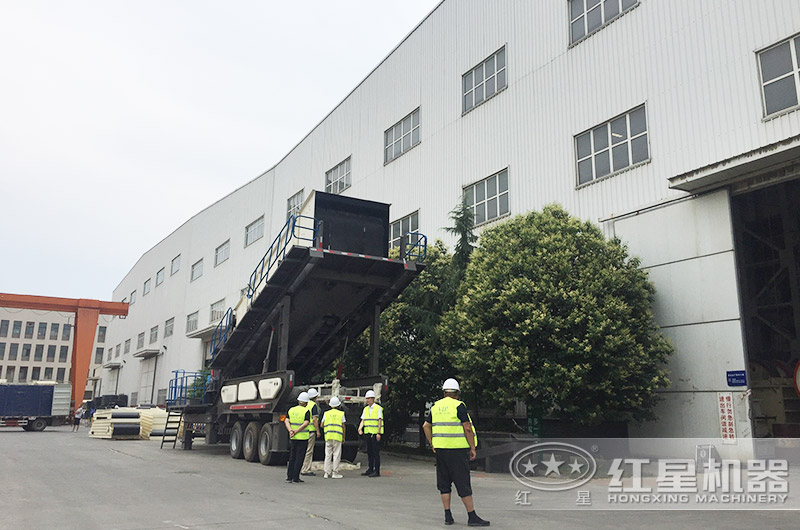 山東用戶(hù)來(lái)廠考察車(chē)載移動(dòng)打沙機(jī)