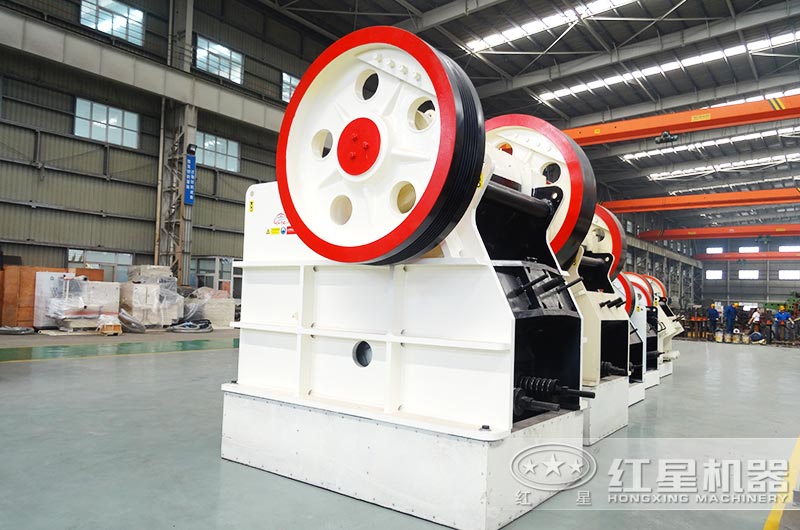 PE900*1200鄂式碎石機(jī)產(chǎn)量大概多少？能破碎水泥塊嗎？