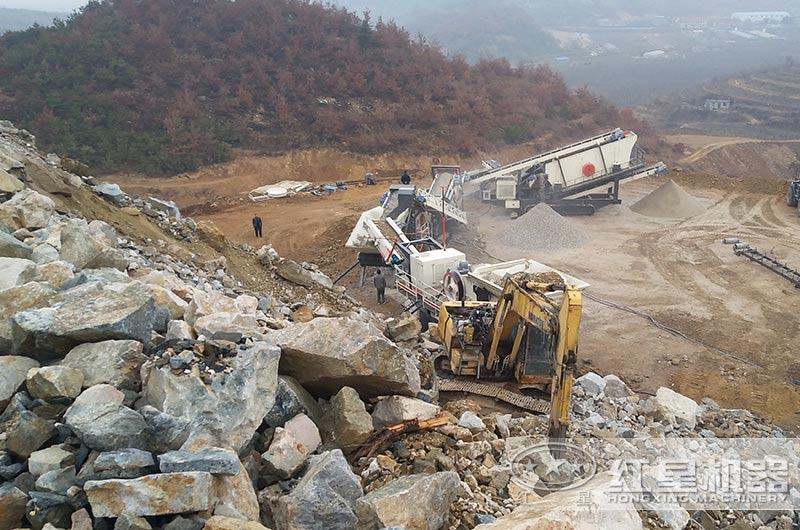 大型履帶移動(dòng)式碎石機(jī)生產(chǎn)現(xiàn)場(chǎng)