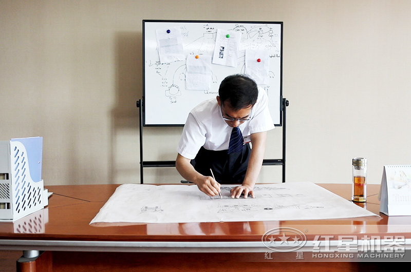 紅星技術(shù)經(jīng)理在認真為用戶設計時產(chǎn)一二百噸石子生產(chǎn)方案