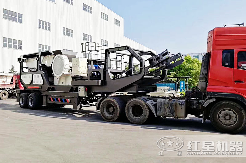 時(shí)產(chǎn)400噸移動(dòng)青石打石機(jī)運(yùn)往破碎場(chǎng)地