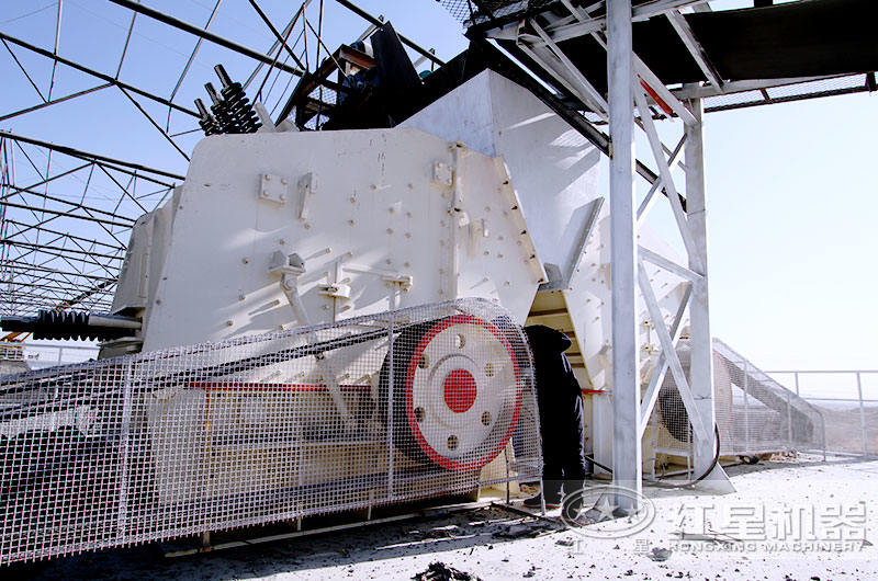 時產(chǎn)1000噸雙臺反擊石頭破碎機(jī)生產(chǎn)現(xiàn)場