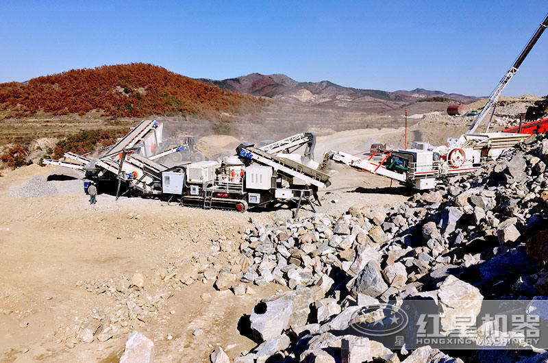 三機(jī)組合作業(yè)的油電兩用破碎站生產(chǎn)現(xiàn)場