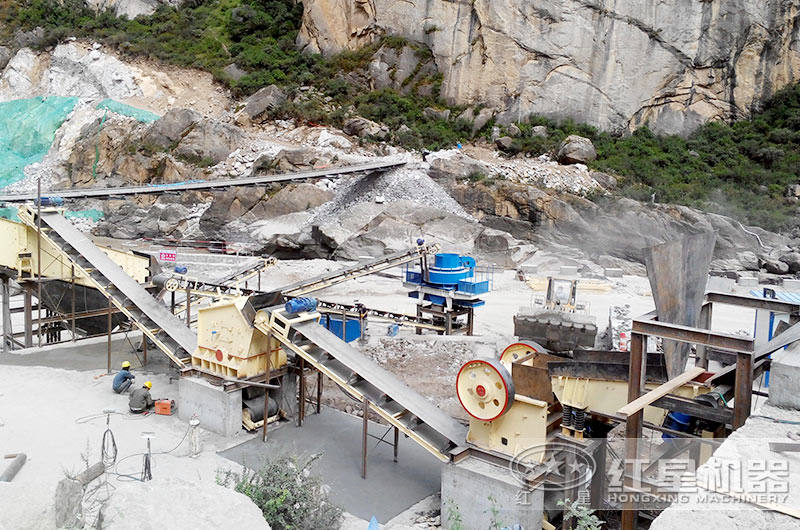 使用全套設(shè)備的石灰石機制砂生產(chǎn)現(xiàn)場