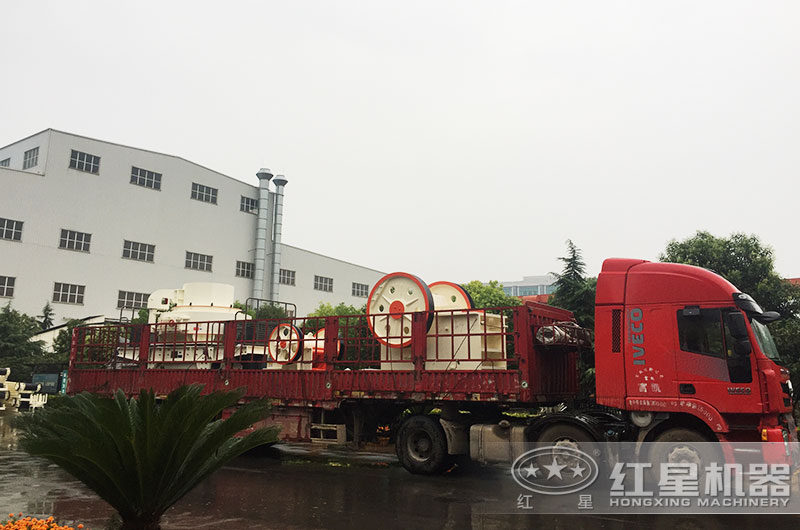 又一套砂石料生產(chǎn)設(shè)備裝車(chē)以待發(fā)貨