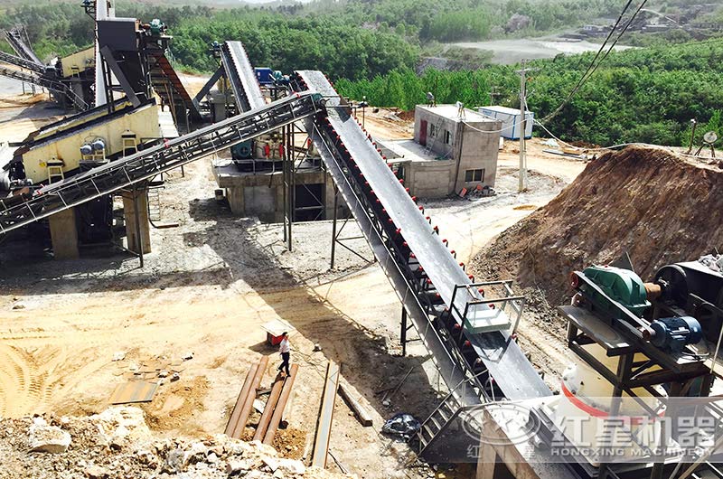 移動(dòng)碎石機(jī)和固定碎石機(jī)哪個(gè)好？話不多說，上現(xiàn)場(chǎng)圖