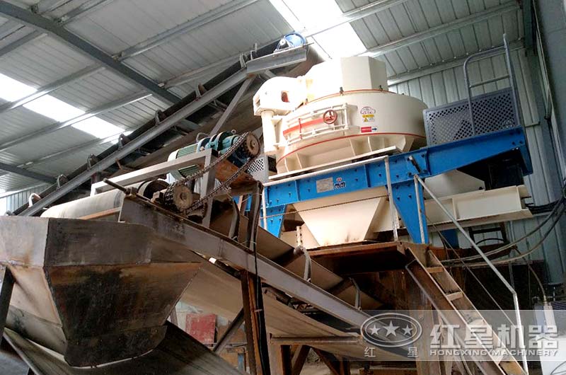 河石碎沙機多少錢？生產(chǎn)出來的人工沙與河沙有什么區(qū)別？