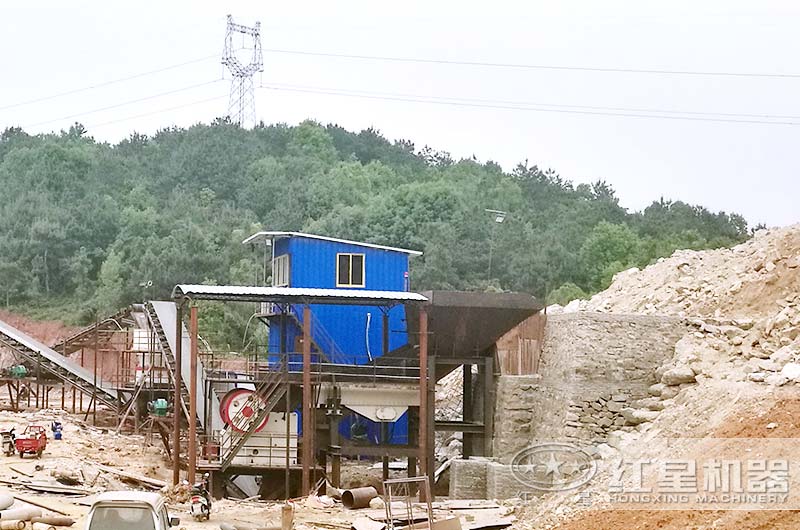 小型石頭破碎機成套多少錢？（內(nèi)附現(xiàn)場生產(chǎn)視頻）