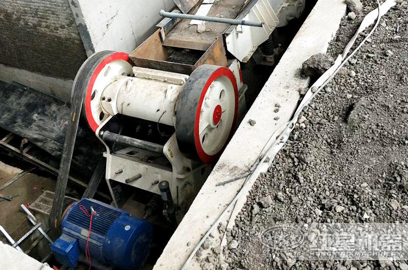 破碎石頭機10萬的有多大產(chǎn)量，哪個廠家生產(chǎn)的質(zhì)量好？