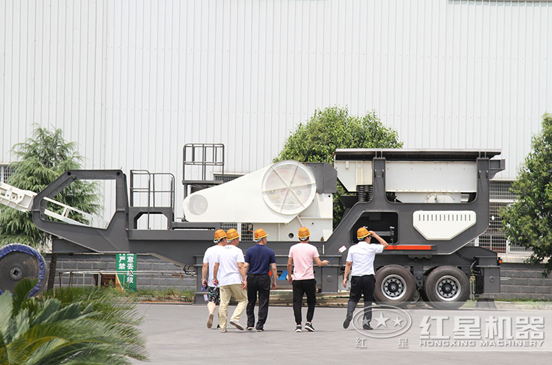 山東客戶(hù)來(lái)廠(chǎng)考察移動(dòng)碎石機(jī)