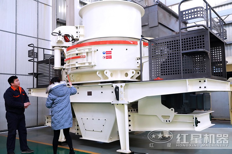 山東客戶來(lái)廠考察制砂機(jī)