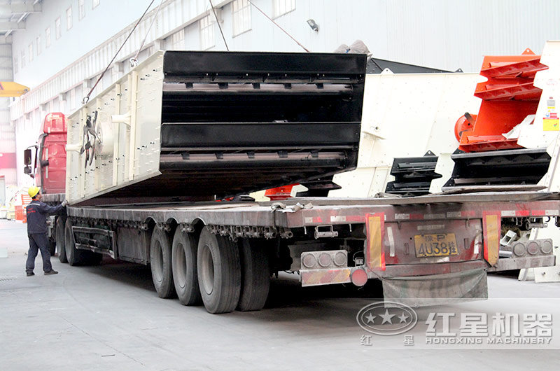 客戶訂購的原振動篩裝車現(xiàn)場