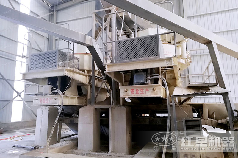 客戶河卵石制砂機工作現(xiàn)場