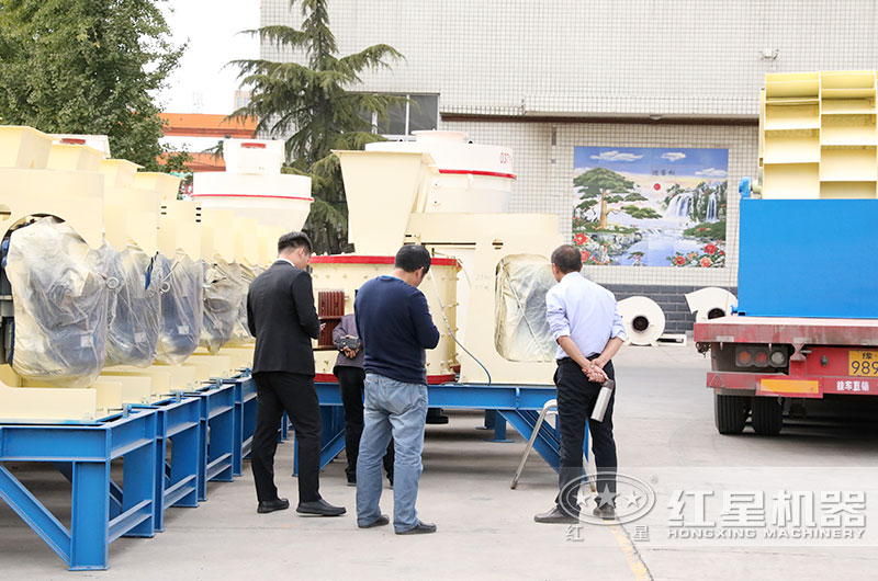 客戶(hù)來(lái)廠考察復(fù)合式破碎機(jī)（制砂機(jī)）