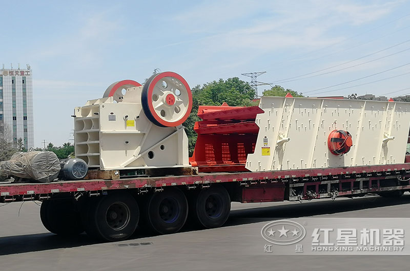 客戶(hù)訂購(gòu)的顎式破碎機(jī)裝車(chē)現(xiàn)場(chǎng)