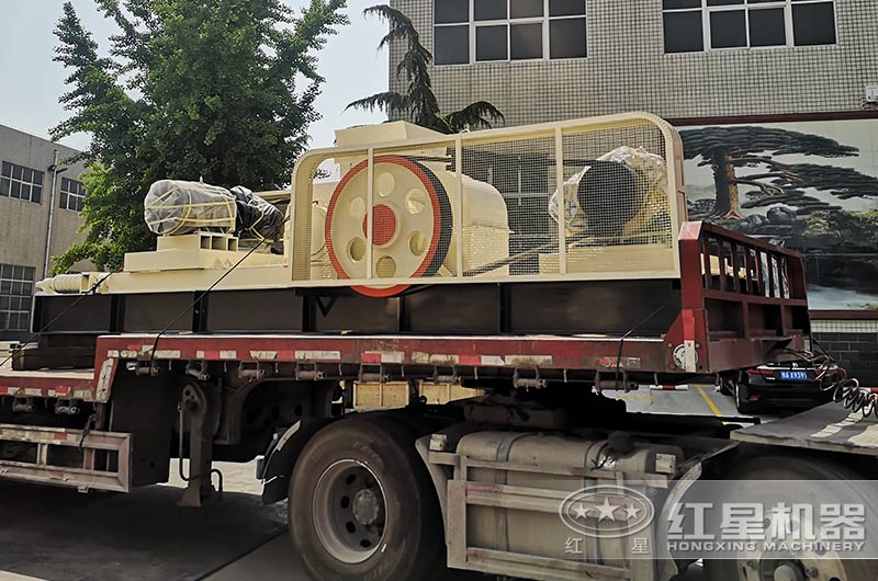 紅星泥土對(duì)輥式破碎機(jī)發(fā)貨現(xiàn)場(chǎng)